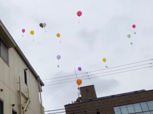 大空に飛んでいく風船